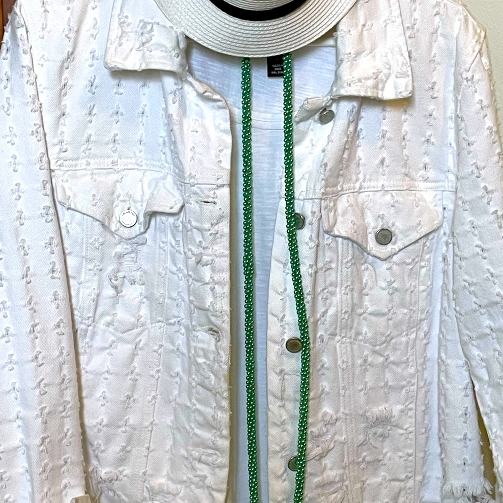 ☘️☘️Green necklace.  The white jacket and hat are just for staging.☘️☘️